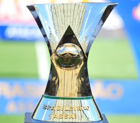 Flamengo vence o Corinthians de virada e abre vantagem na liderança do Brasileirão