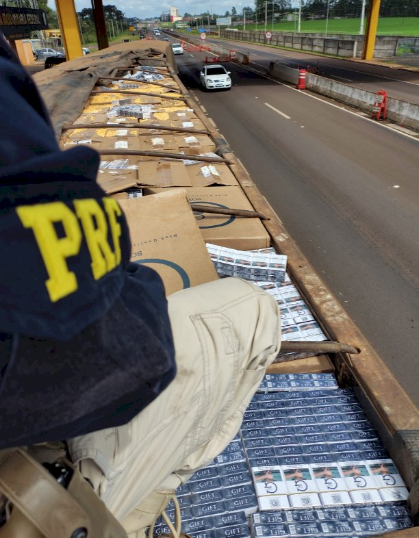 PRF apreende carreta abarrotada com cigarros contrabandeados escondidas em carga de milho na região