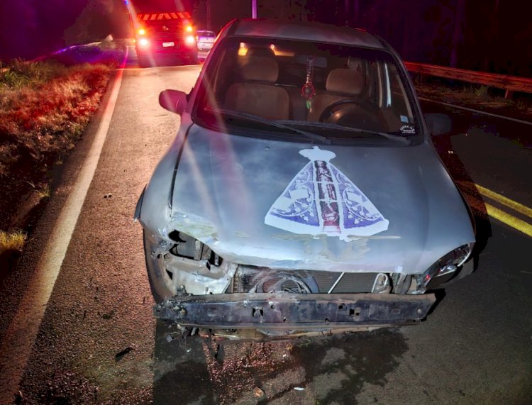 Motorista fica ferida após colisão contra barreira na PR-317, em Santa Helena