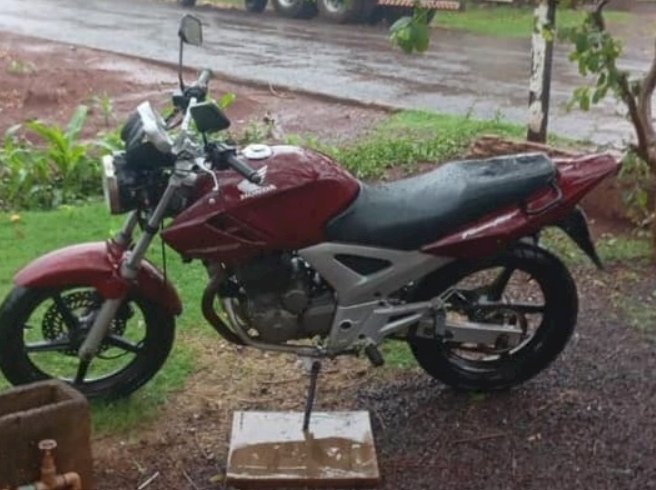 Motocicleta Honda Twister é furtada durante a madrugada em Mercedes
