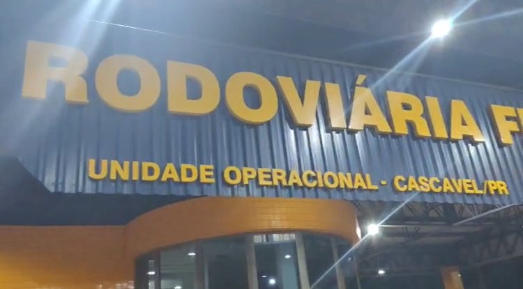 Homem anda na contra-mao e causa colisão frontal entre automóvel e caminhão  na PR-467
