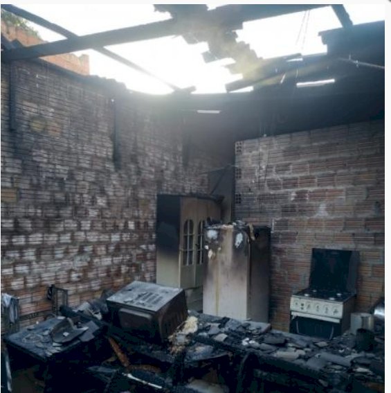 Incêndio em residência deixa mulher gravemente ferida em Guaíra