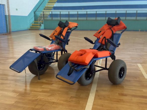 Cadeiras anfíbias passam a atender a comunidade na prainha de Porto Mendes