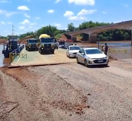 Caminhão atola no segundo dia de operação da balsa no Rio Piquiri e provoca longas filas na BR-272