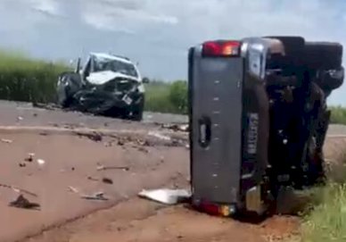 Colisão frontal entre caminhonetes deixa feridos graves na BR-369, em Juranda