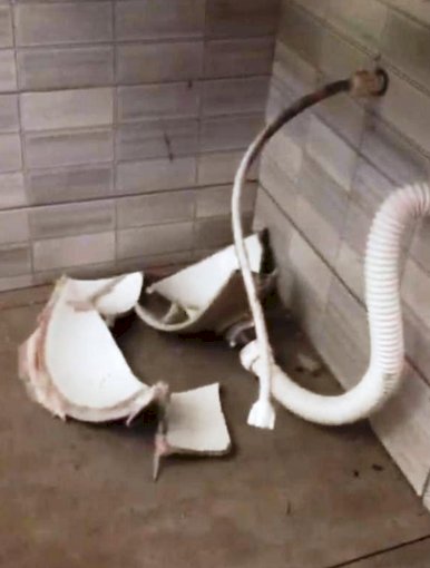 Vândalos depredam banheiros de centro de recreação e furtam vaso sanitário em Terra Roxa