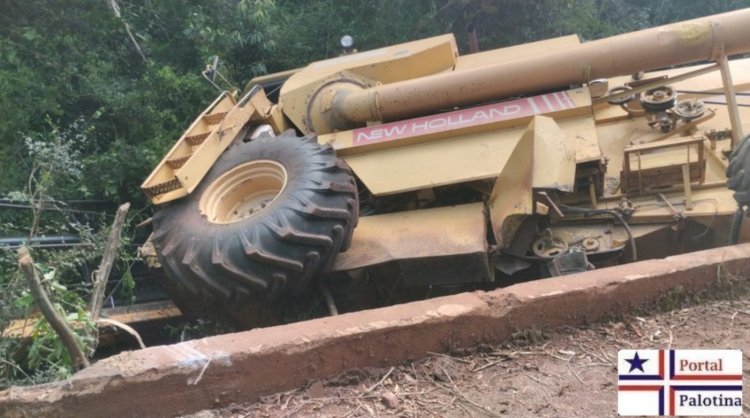 Colheitadeira tomba de ponte entre Nova Aratiba e Aparecidinha no interior de Palotina