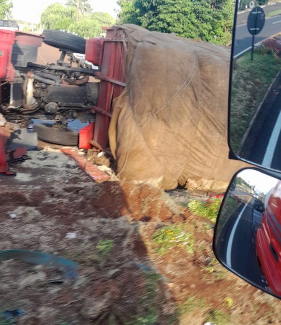 Caminhão carregado com feno tomba na BR-163