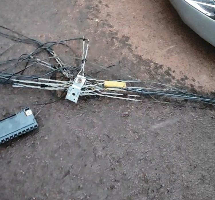 Caminhão rompe fiação e deixa cabos espalhados em rua de Nova Santa Rosa