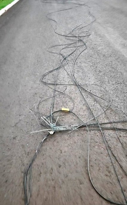 Caminhão rompe fiação e deixa cabos espalhados em rua de Nova Santa Rosa