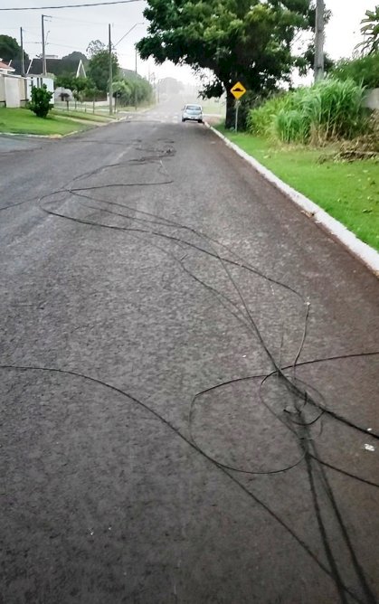 Caminhão rompe fiação e deixa cabos espalhados em rua de Nova Santa Rosa