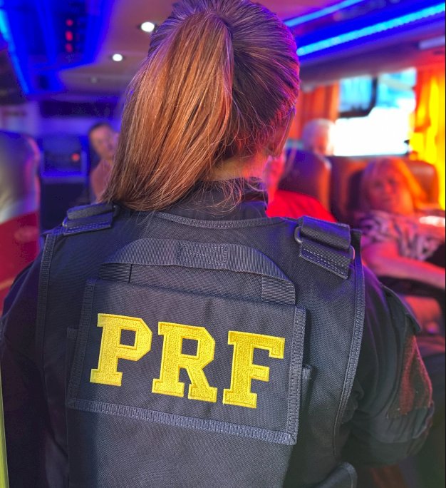 PRF orienta mulheres sobre importunação sexual durante Operação Rosas de Aço