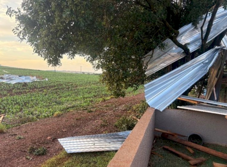 Temporal provoca estragos na área rural de Mercedes e destelha residência