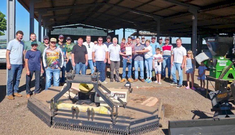 Associação da Linha Guaçu recebe trator e implementos agrícolas em Nova Santa Rosa