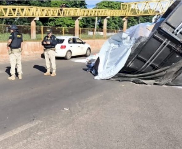 Carreta carregada com farinha tomba na entrada de Marechal Rondon na Br 163  proximo ao trevo a Nova Santa Rosa