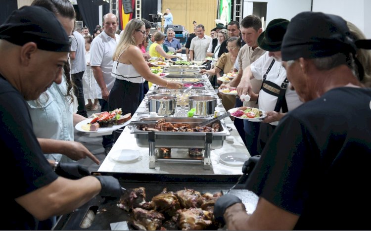 Noite de tradição e sabor marca sucesso do 34º Jantar Típico Alemão em Nova Santa Rosa