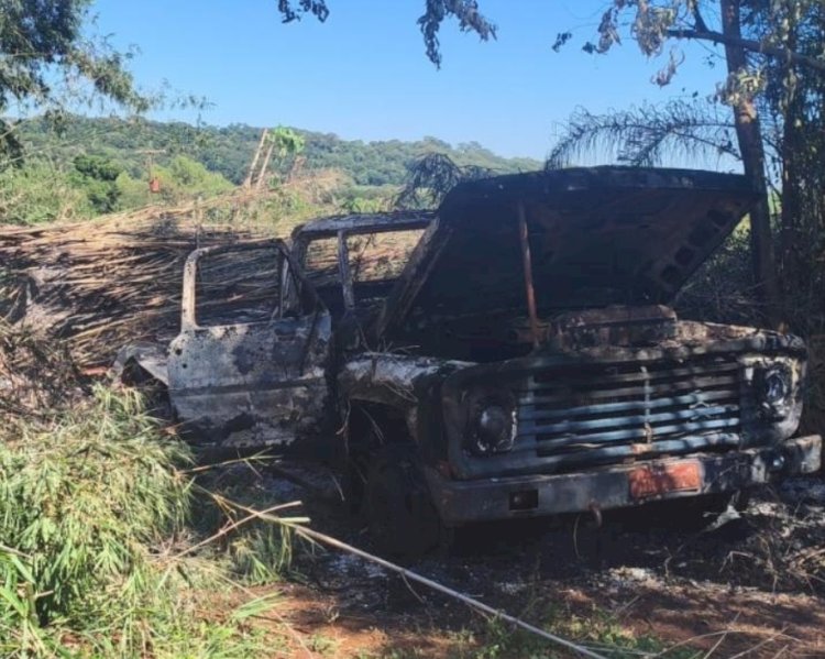 Incêndio destrói caminhão e pulverizador em propriedade rural no interior de Mercedes