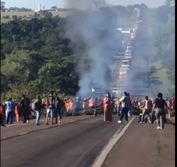 Bloqueio indígena na BR-163 causa congestionamento entre Mundo Novo e Ponte Ayrton Senna