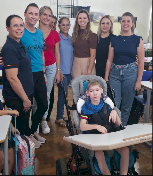 Aluno recebe mesa adaptada e reforça inclusão em escola de Nova Santa Rosa
