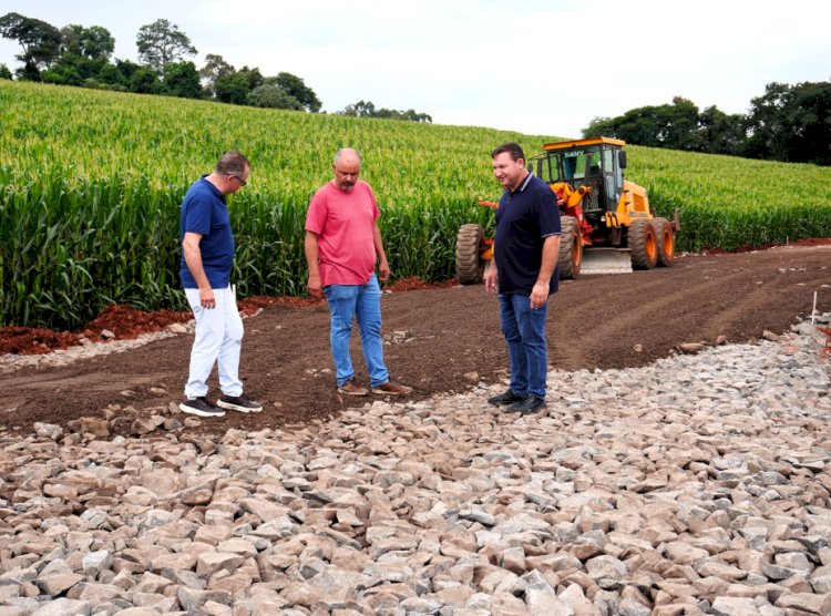 Obra de asfalto na Sanga Ituporanga avança com investimento de R$ 4,3 milhões em Mercedes