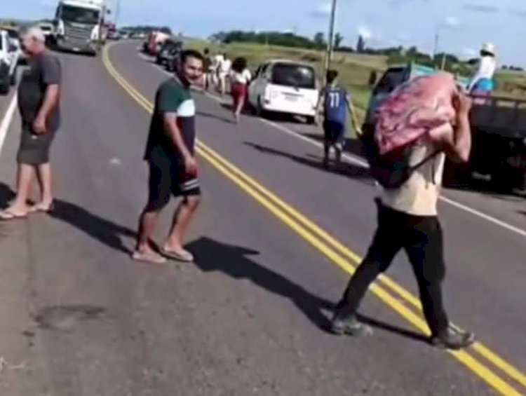 Acidentes com caminhões no Paraguai chamam atenção; caso com carga de gado gera caos e alerta sanitário