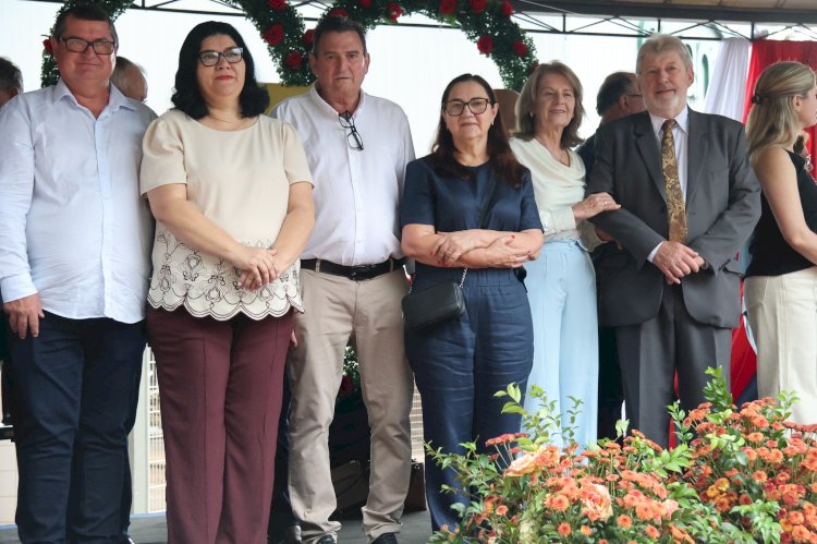Desfile dos 50 anos de Nova Santa Rosa reúne multidão e segue mesmo com chuva