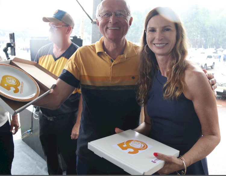 Desfile dos 50 anos de Nova Santa Rosa reúne multidão e segue mesmo com chuva