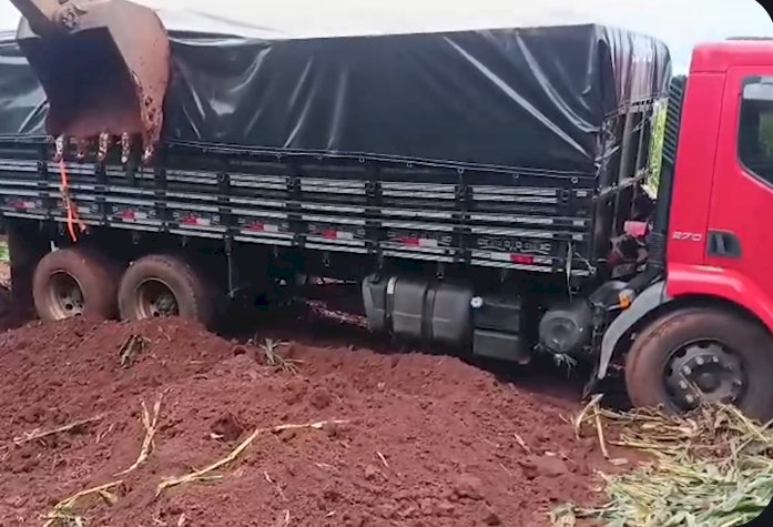 Caminhão com 25 mil pacotes de cigarros contrabandeados é apreendido na BR-163 em  Dois Irmãos