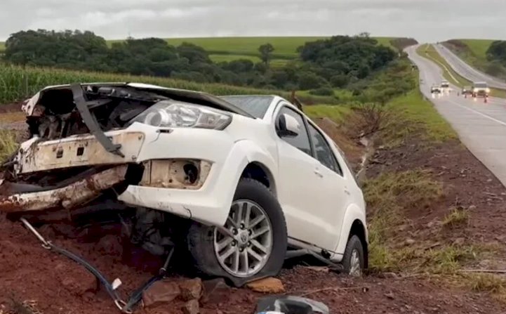 Caminhonete sai da pista e colide contra barranco na BR-163