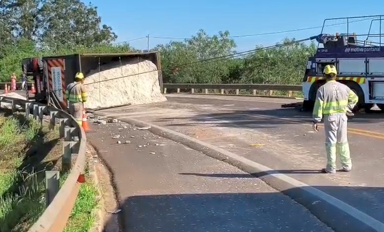 Segundo acidente é registrado próximo à Ponte Ayrton Senna  nesta manhã (1º) e causou interdição total na rodovia