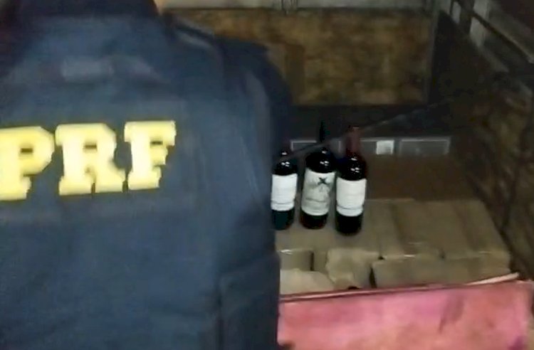 PRF apreende medicamentos irregulares e mais de mil garrafas de vinho argentino em Cascavel