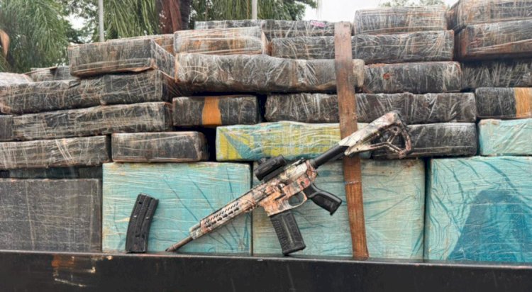 PM apreende mais de 5 toneladas de maconha e fuzil escondidos em carga de mandioca no Paraná