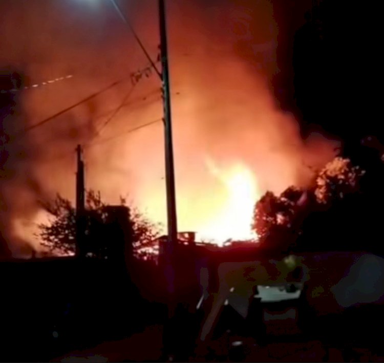 Incêndio destrói residência em Novo Sarandi e polícia apura possível ação criminosa