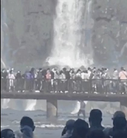 Turista arrisca a própria vida para recuperar celular nas Cataratas do Iguaçu