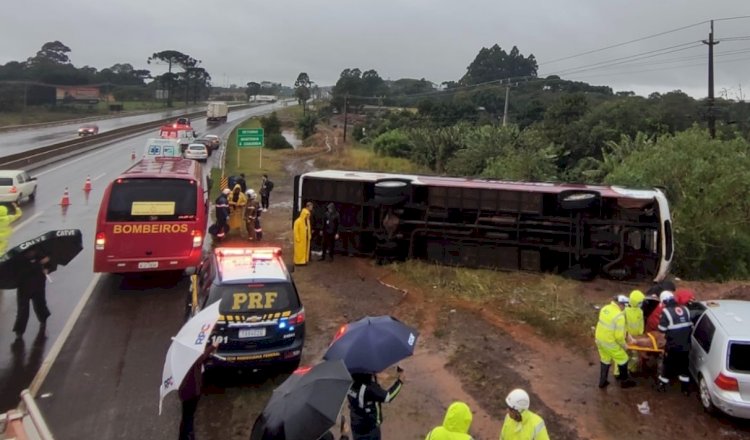 ATUALIZADO: Ônibus tomba na BR-277 em Cascavel e deixa 15 feridos, três em estado grave