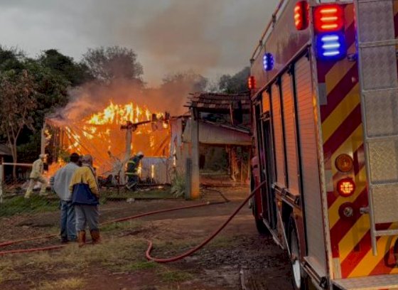 Incêndio destrói casa no distrito de Moreninha, em Santa Helena, e levanta suspeita de falha elétrica