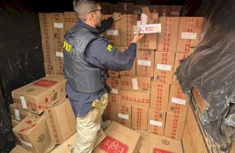 PRF apreende bitrem com cerca de 500 mil maços de cigarros contrabandeados na BR-272, em Francisco Alves