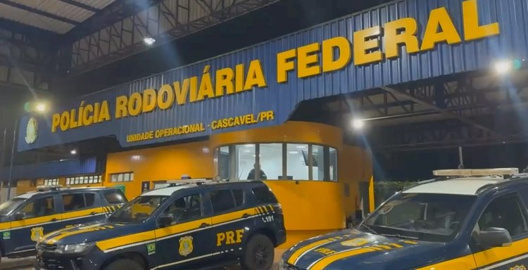 Colisão traseira envolvendo três veículos é registrada na BR-277, no trevo do Portal