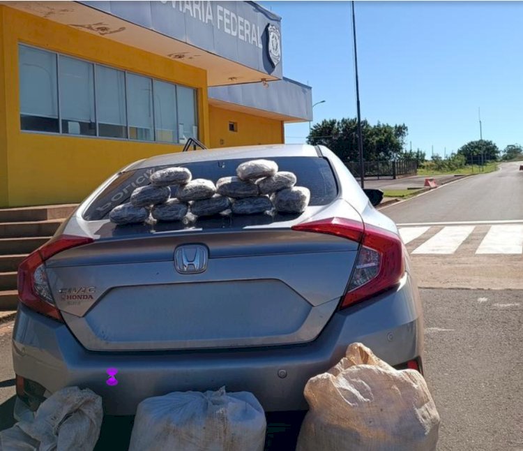 Mulher é presa com 50 quilos de skunk em carro roubado durante abordagem da PRF