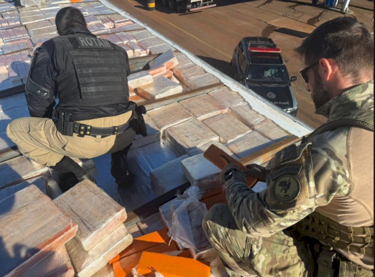 PRF e PM apreendem caminhão com quase 3 toneladas de maconha na BR-163, em Cascavel