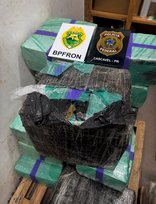 BPFRON e Polícia Federal apreendem 480 kg de maconha e prendem jovem após perseguição e capotamento na BR-277