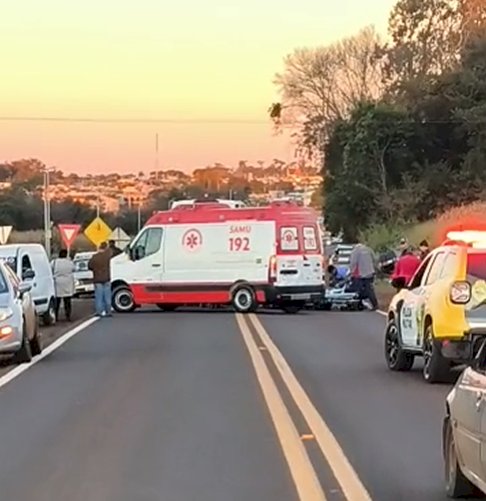 Acidente entre furgão e motocicleta deixa condutor ferido e interdita PR-491 em Nova Santa Rosa