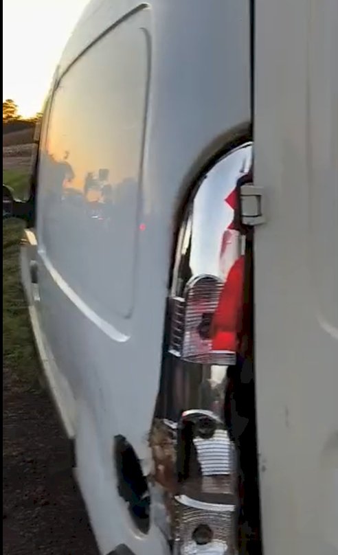 Acidente entre furgão e motocicleta deixa condutor ferido e interdita PR-491 em Nova Santa Rosa