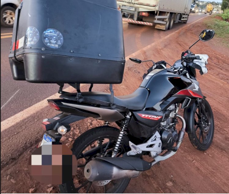 Acidente entre furgão e motocicleta deixa condutor ferido e interdita PR-491 em Nova Santa Rosa