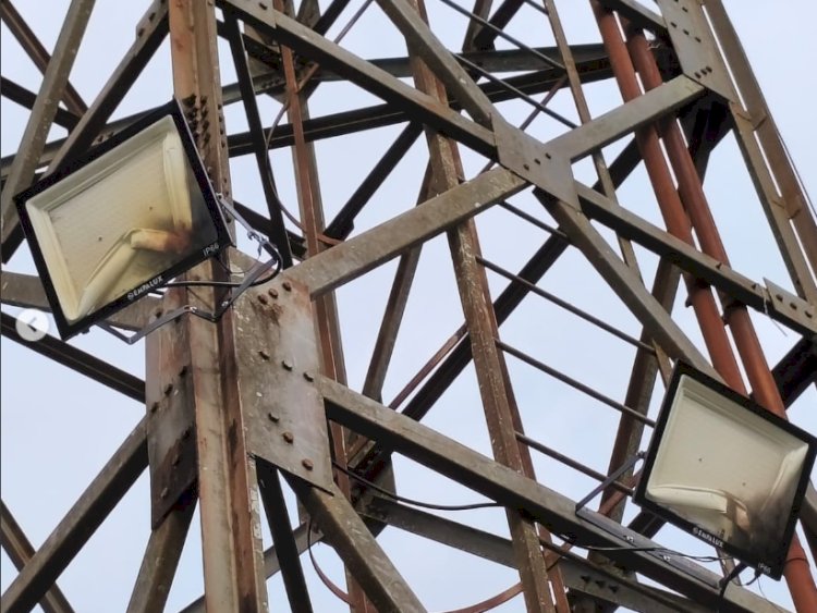 Estádio Valdir Schneider é interditado temporariamente após descarga elétrica danificar rede e refletores