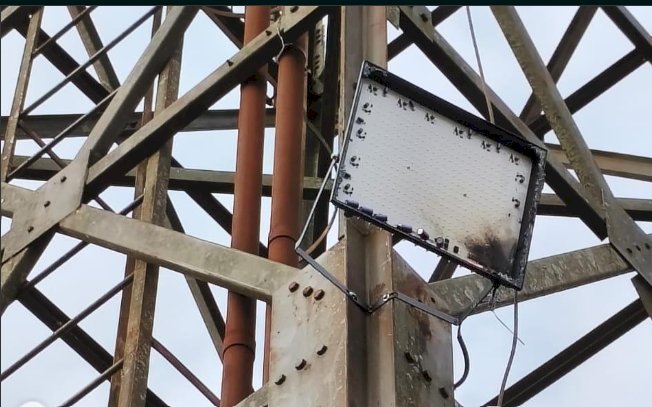 Estádio Valdir Schneider é interditado temporariamente após descarga elétrica danificar rede e refletores
