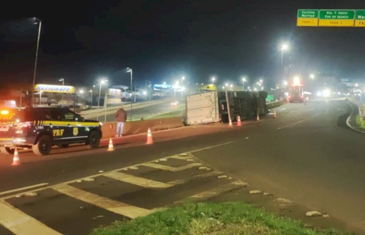 Carreta carregada com frango congelado tomba  e  acidentes simultâneos causam interdição parcial e trânsito lento em rodovia
