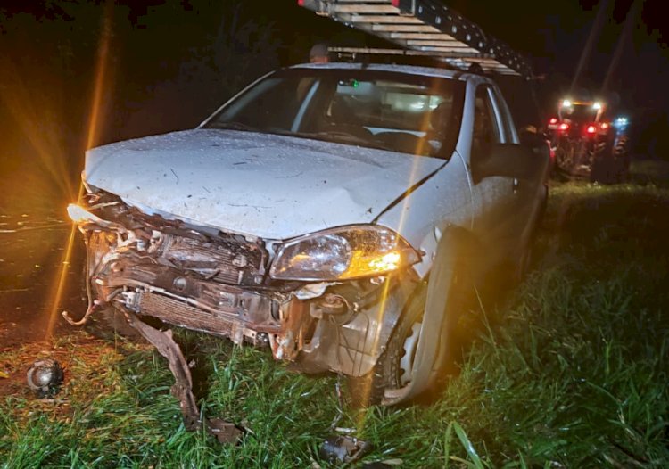 Árvore cai sobre carro durante temporal na PR-589 em Nova Santa Rosa