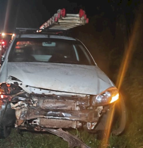 Árvore cai sobre carro durante temporal na PR-589 em Nova Santa Rosa