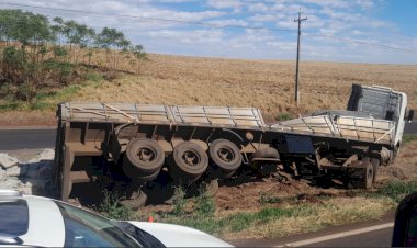 Dois acidentes com caminhões são registrados na BR-163 em trecho de apenas 1 km nesta manhã